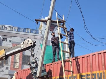 चौमूं में तेज रफ्तार ट्रक ने ट्रांसफॉर्मर को तोड़ा: सामोद रोड पर बिजली बंद, पुलिस ने वाहन किया जब्त